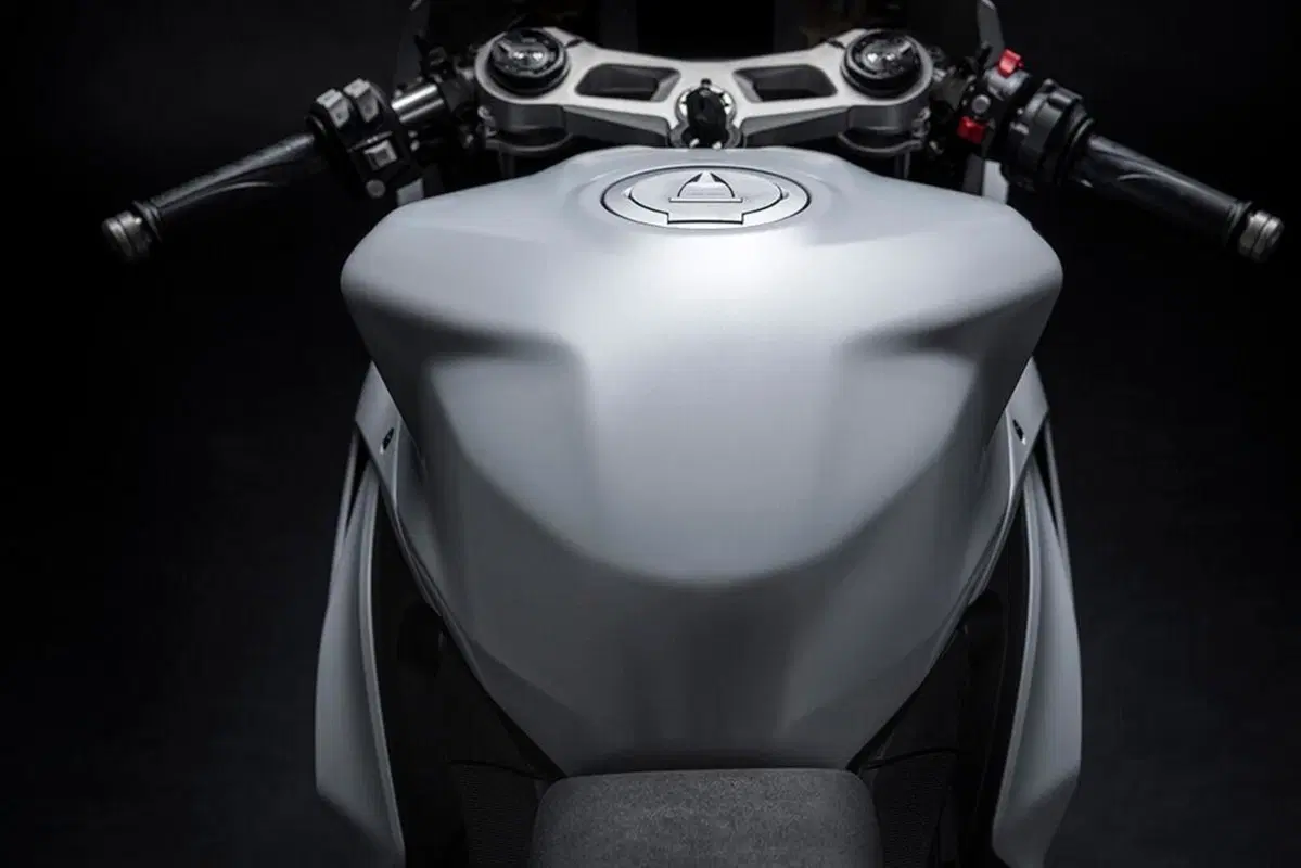 Ducati Panigale V2 White Rosso. 115 cavalli di carattere (11)