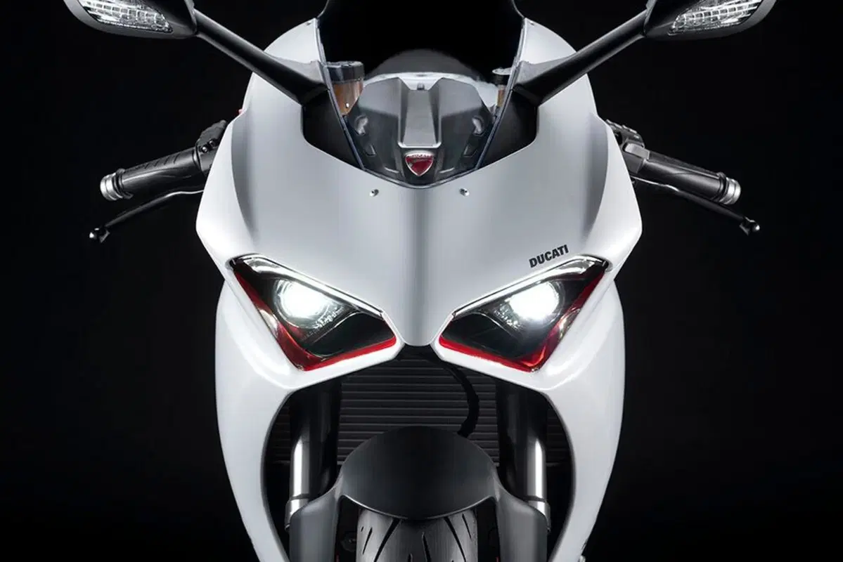 Ducati Panigale V2 White Rosso. 115 cavalli di carattere (9)