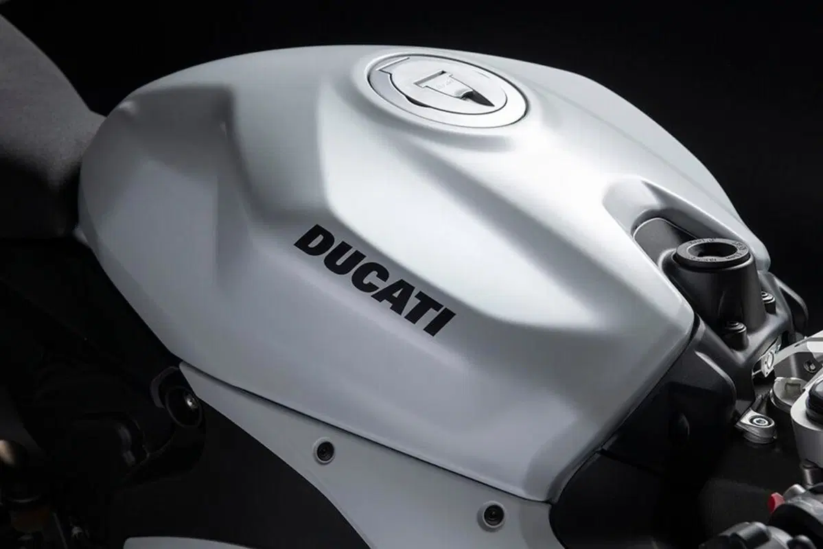 Ducati Panigale V2 White Rosso. 115 cavalli di carattere (13)