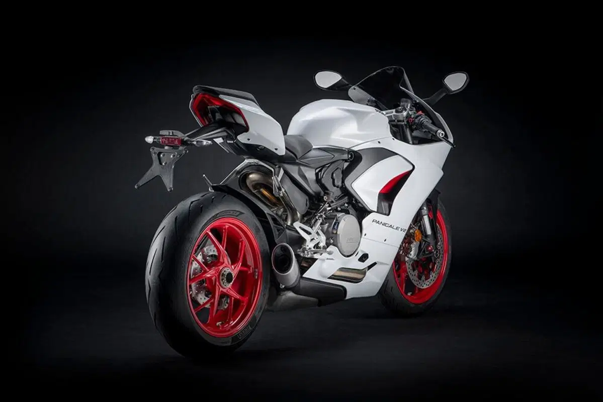 Ducati Panigale V2 White Rosso. 115 cavalli di carattere (4)