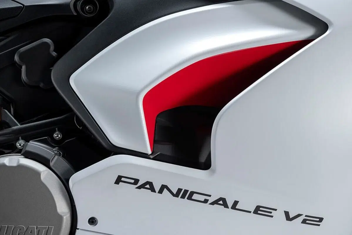 Ducati Panigale V2 White Rosso. 115 cavalli di carattere (16)