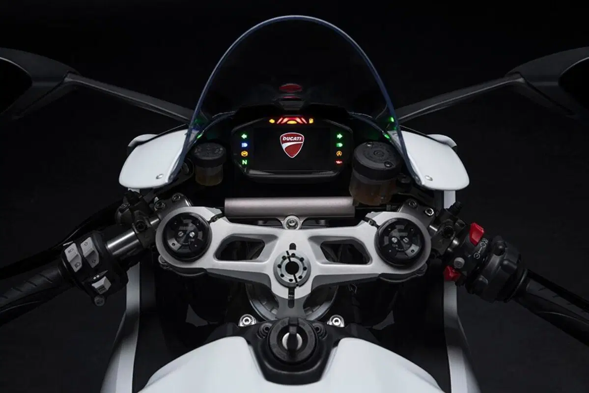 Ducati Panigale V2 White Rosso. 115 cavalli di carattere (14)