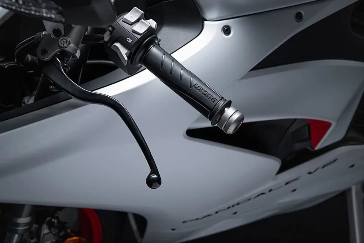 Ducati Panigale V2 White Rosso. 115 cavalli di carattere (15)
