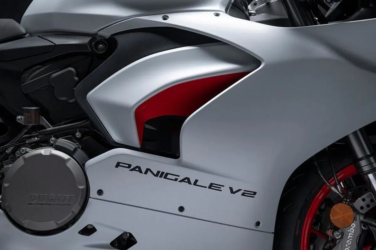 Ducati Panigale V2 White Rosso. 115 cavalli di carattere (20)