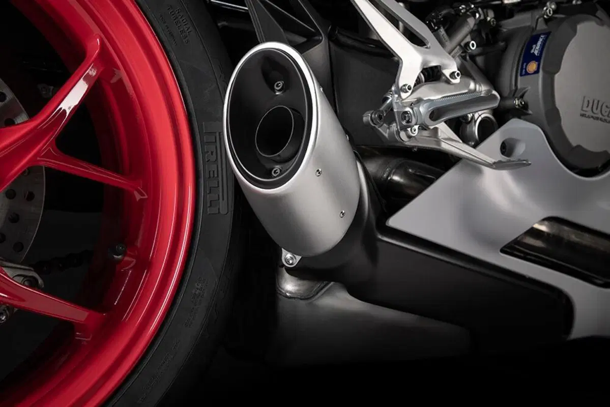 Ducati Panigale V2 White Rosso. 115 cavalli di carattere (22)