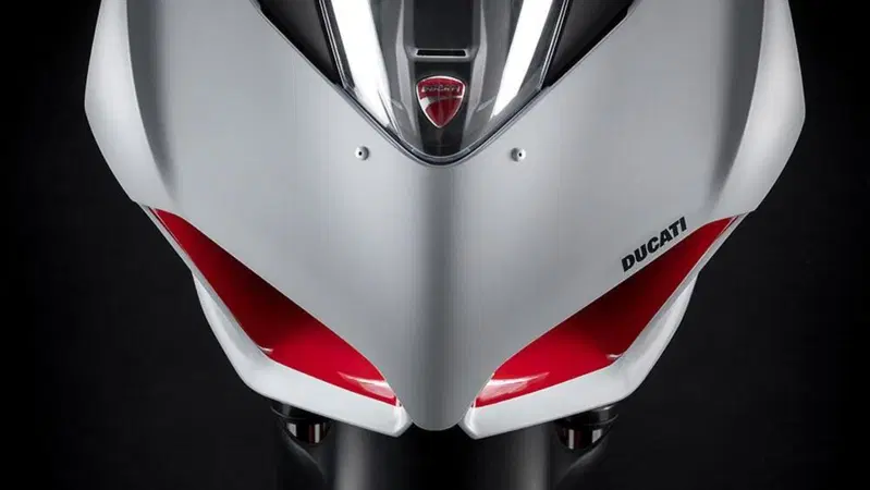 Ducati Panigale V2 White Rosso. 155 cavalli di carattere