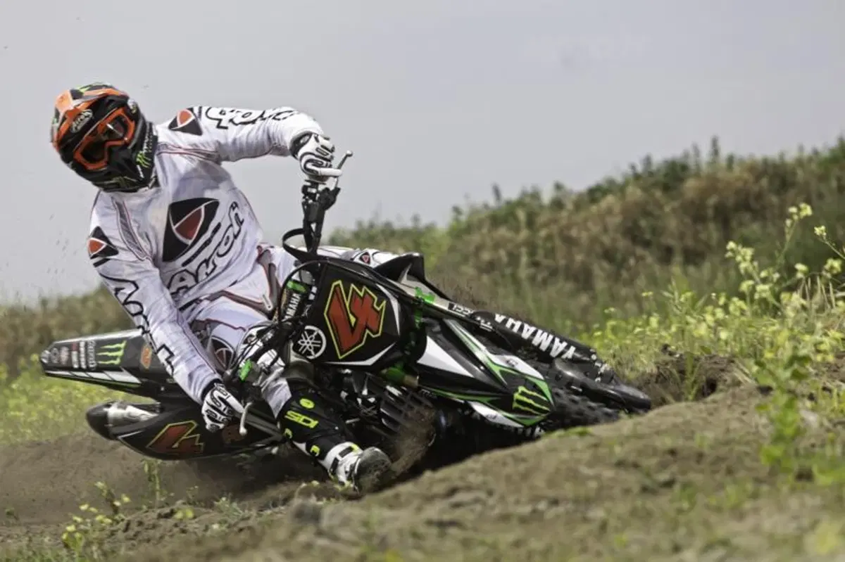 Dovizioso in sella alle Yamaha YZ450SM ed YZ250F  (2)