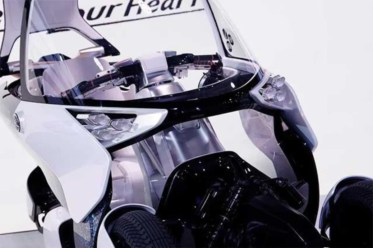 Yamaha, un nuovo tre ruote ibrido dal concept MW-Vision (7)