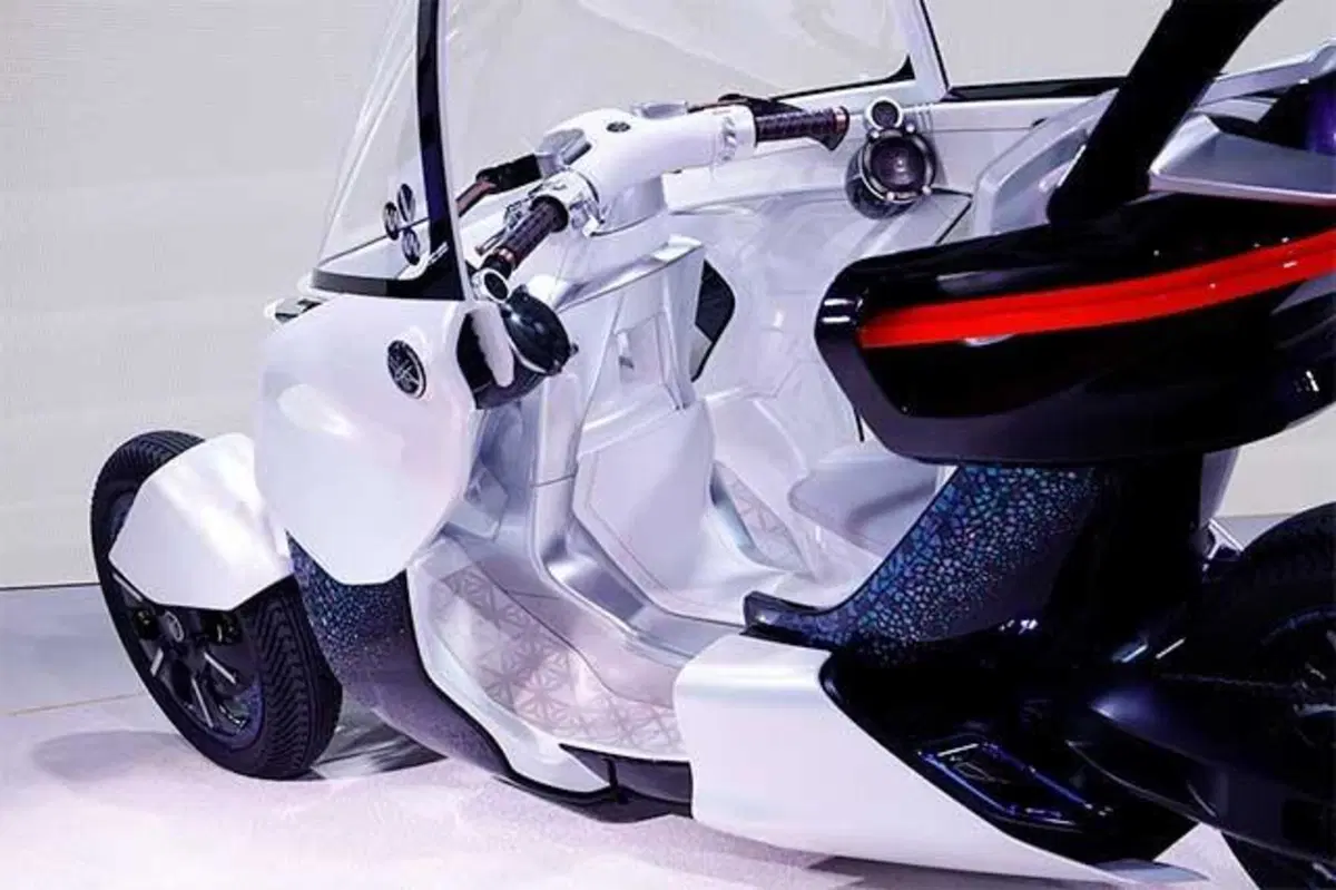 Yamaha, un nuovo tre ruote ibrido dal concept MW-Vision (8)