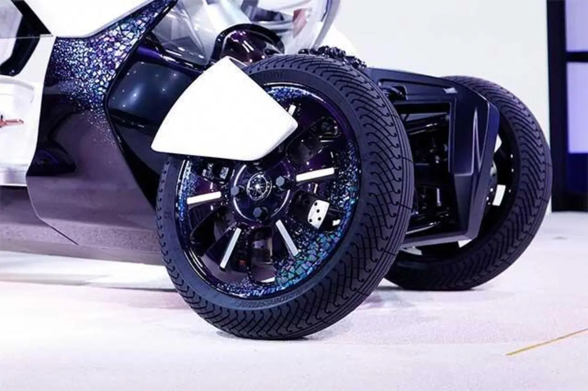 Yamaha, un nuovo tre ruote ibrido dal concept MW-Vision (9)