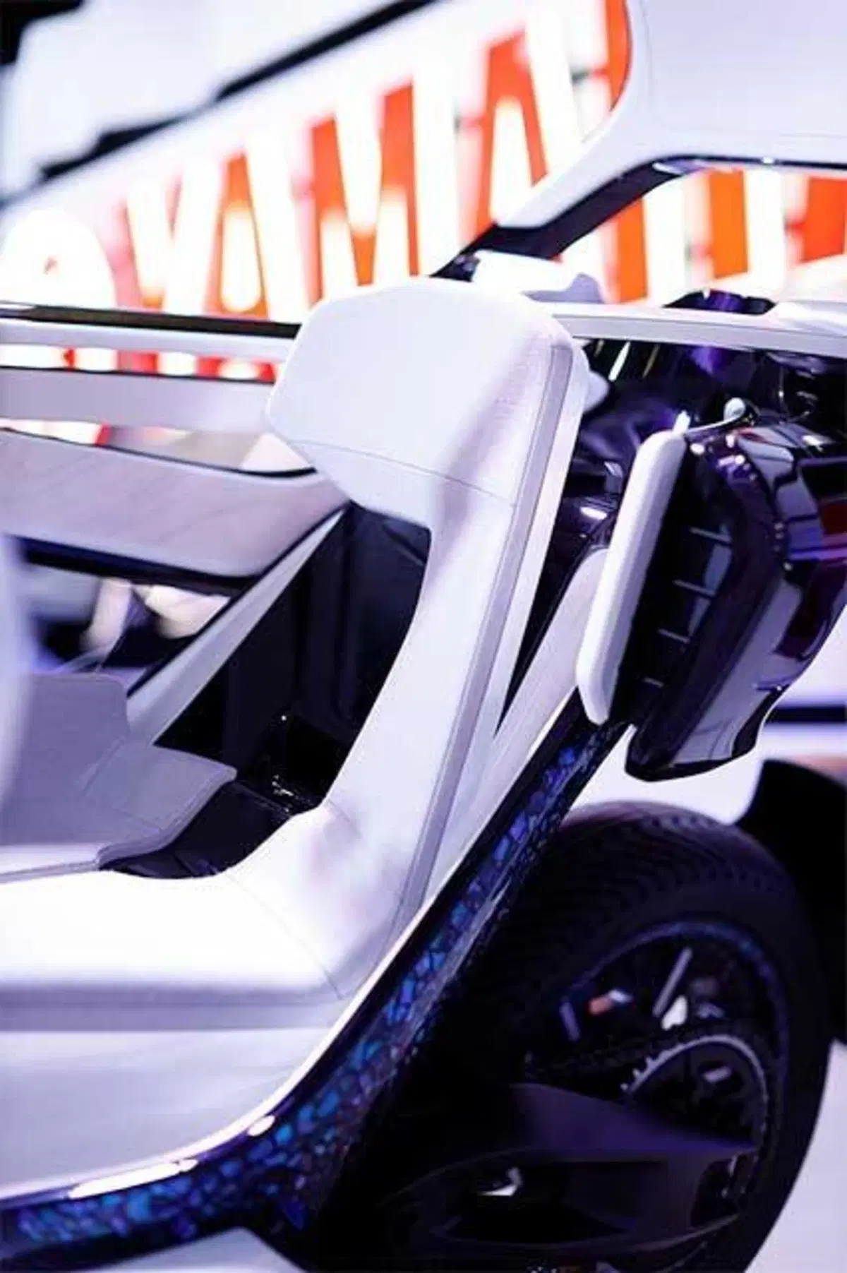 Yamaha, un nuovo tre ruote ibrido dal concept MW-Vision (17)