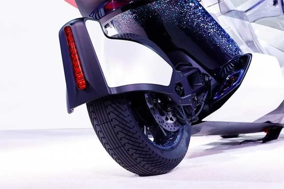 Yamaha, un nuovo tre ruote ibrido dal concept MW-Vision (11)