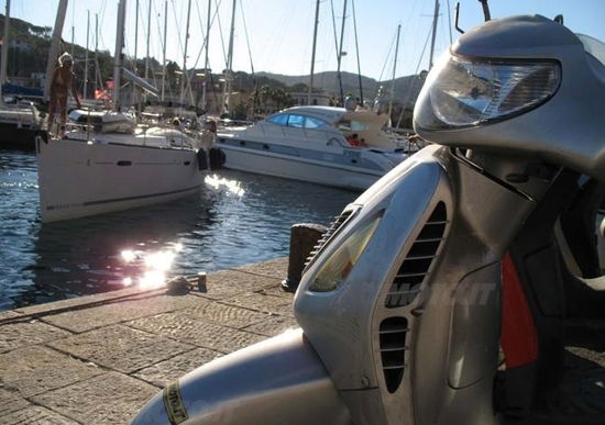 Turismo low cost. All’Isola d’Elba con l’Honda SH 125