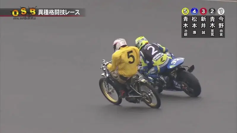 Una strana moto contro le supersportive e le supermotard: l&rsquo;ovale ha un solo padrone [VIDEO VIRALE]