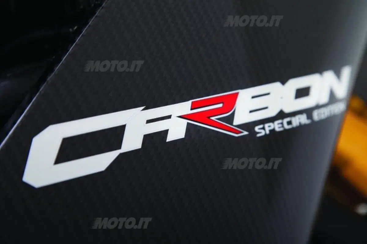 Aprilia RSV4 Carbon Special Edition: il ritorno della Nera (6)