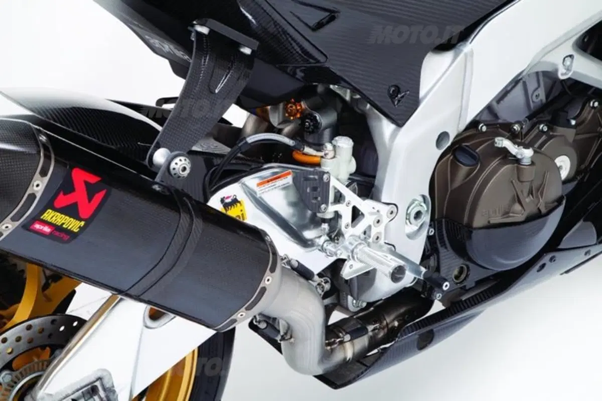 Aprilia RSV4 Carbon Special Edition: il ritorno della Nera (10)