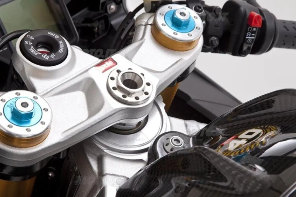 Aprilia RSV4 Carbon Special Edition: il ritorno della Nera (11)