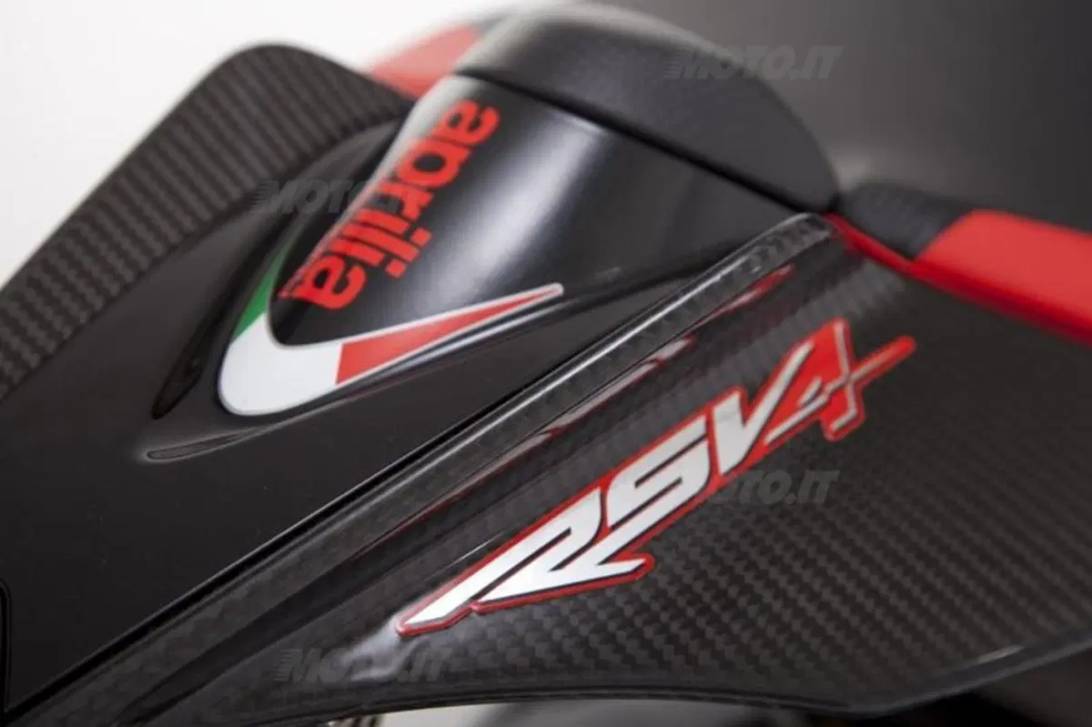 Aprilia RSV4 Carbon Special Edition: il ritorno della Nera (13)