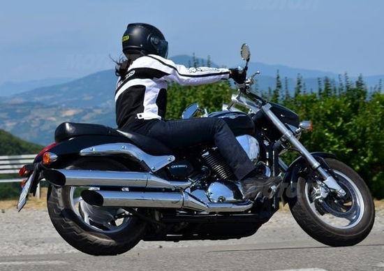 Una giornata con la Suzuki Intruder M800: la custom tutta curve