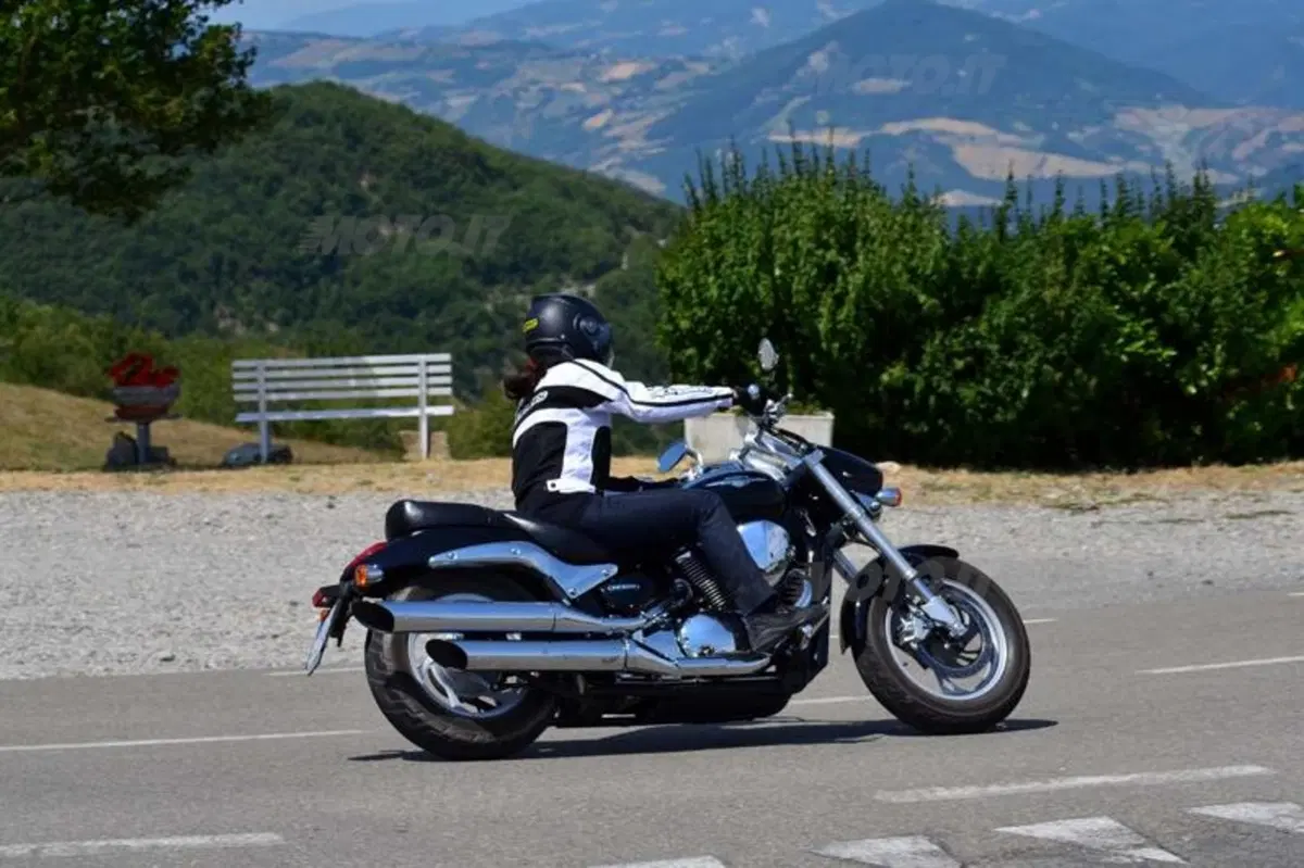 Una giornata con la Suzuki Intruder M800: la custom "tutta curve"