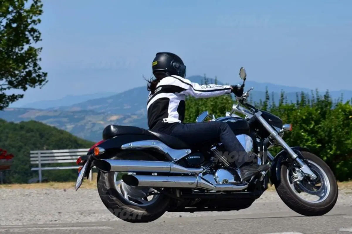 Una giornata con la Suzuki Intruder M800: la custom "tutta curve" (4)
