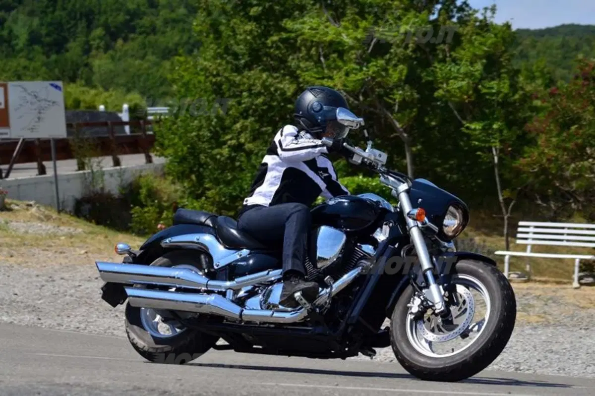 Una giornata con la Suzuki Intruder M800: la custom "tutta curve" (5)