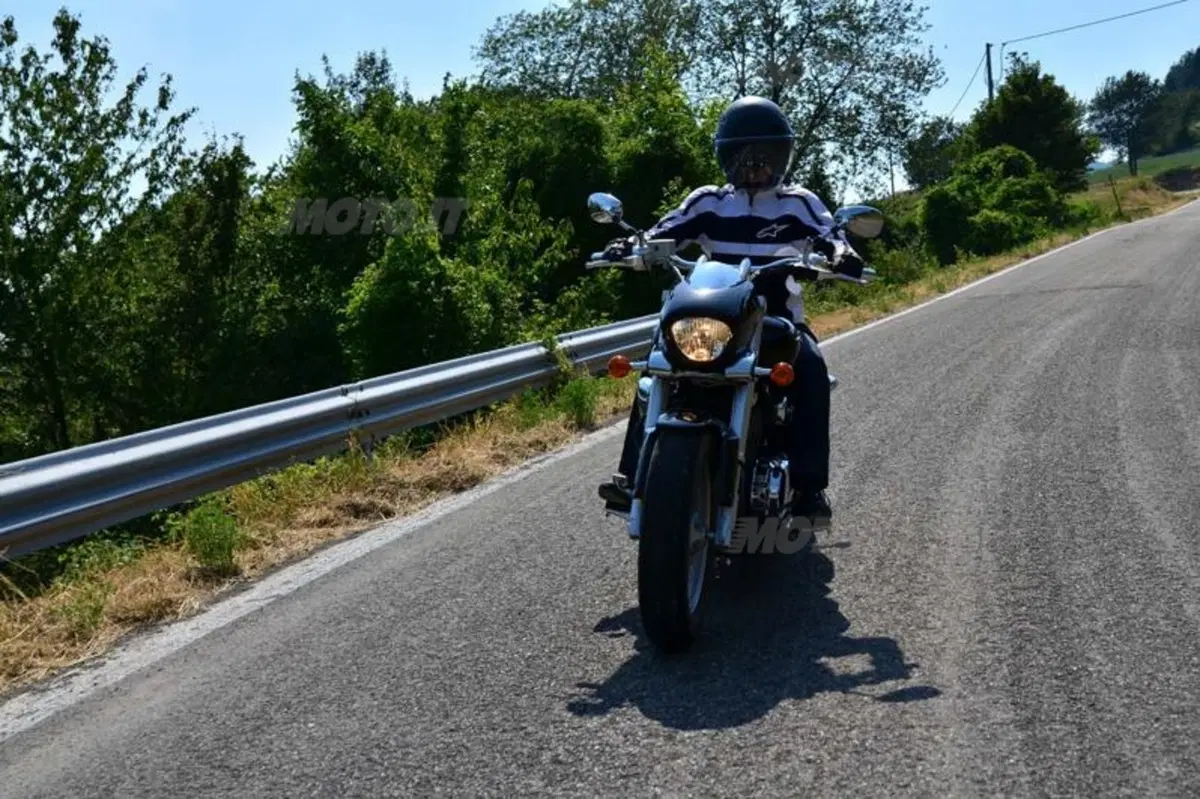 Una giornata con la Suzuki Intruder M800: la custom "tutta curve" (6)