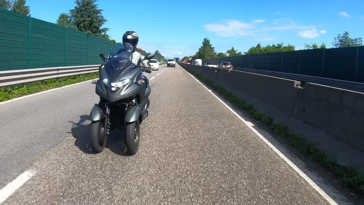 Yamaha Tricity 300 TEST: tre ruote... GT! (8)