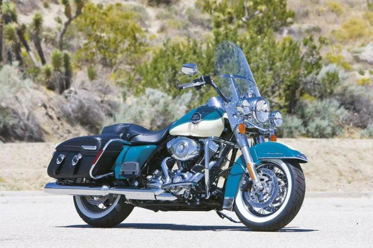 Harley-Davidson Touring 1584 Road King Classic (2007 - 10) - FLHRC (2)