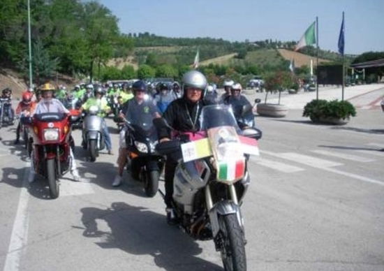 Il vescovo guida il motoraduno in sella alla Yamaha Super Ténéré