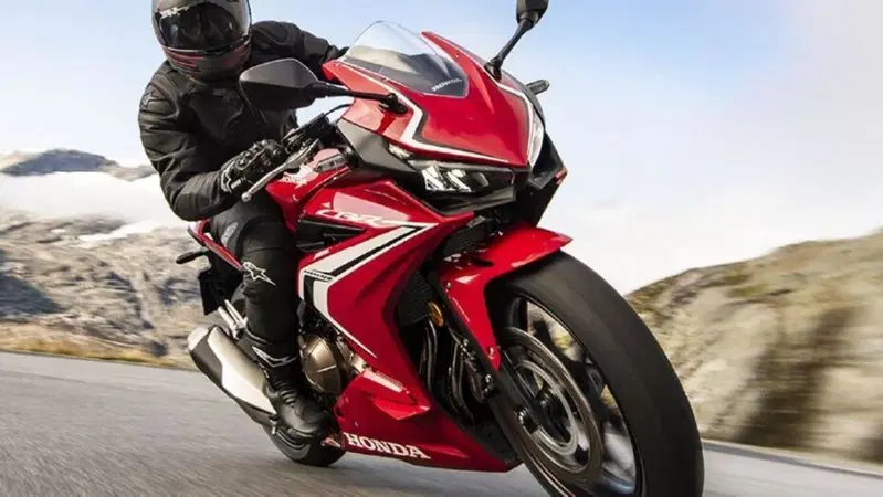 Honda CBR400R. Il 31 luglio in Giappone