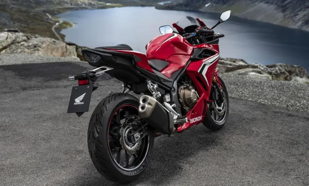 Honda CBR400R. Il 31 luglio in Giappone (2)