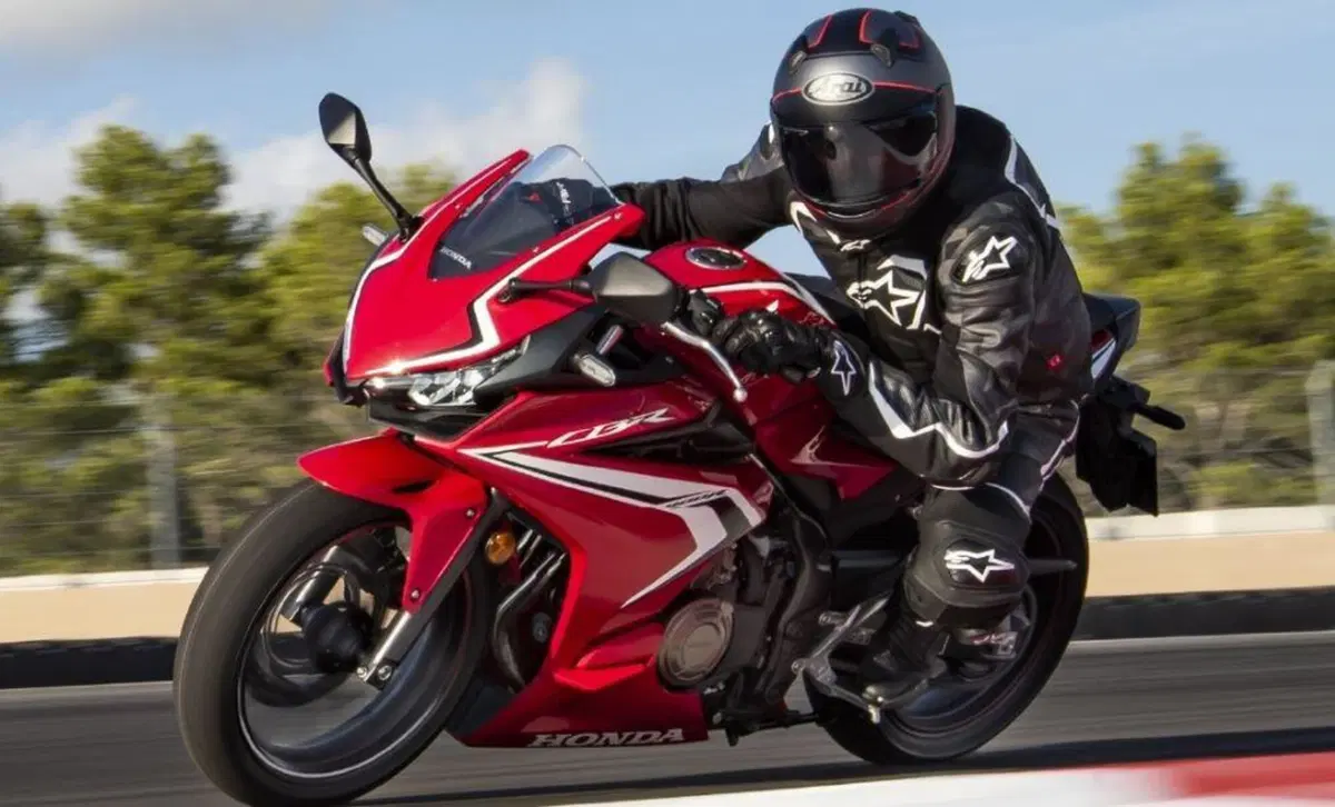 Honda CBR400R. Il 31 luglio in Giappone (3)