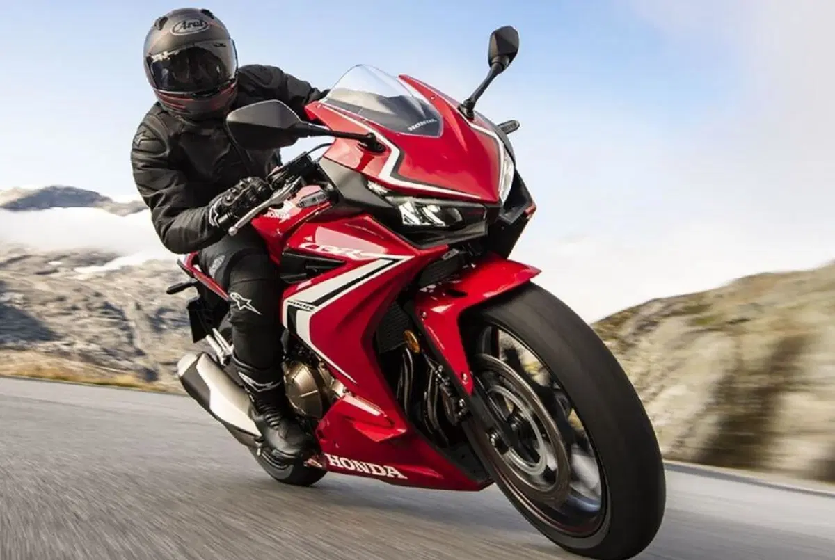 Honda CBR400R. Il 31 luglio in Giappone (4)
