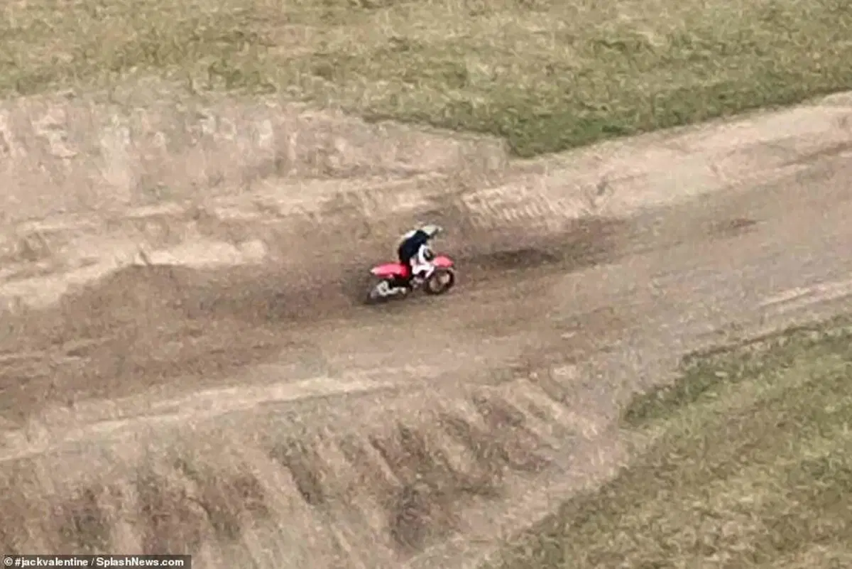 Moto da cross e elicottero: Tom Cruise torna a volare per Mission Impossible 7 [VIDEO e GALLERY] (6)