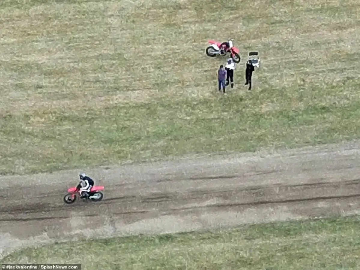 Moto da cross e elicottero: Tom Cruise torna a volare per Mission Impossible 7 [VIDEO e GALLERY] (5)