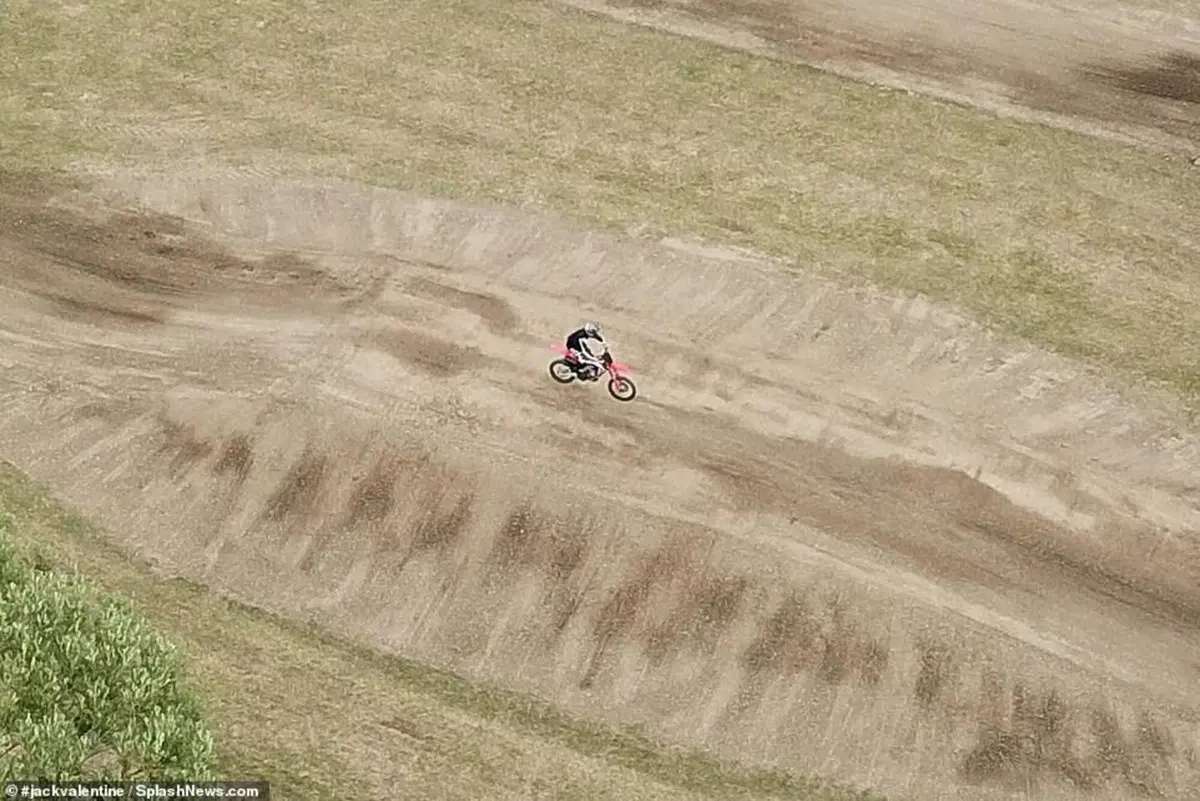 Moto da cross e elicottero: Tom Cruise torna a volare per Mission Impossible 7 [VIDEO e GALLERY] (8)