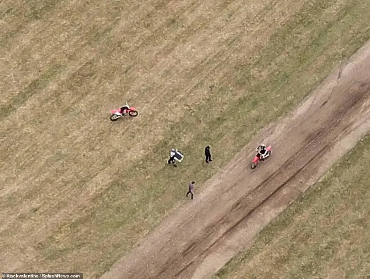 Moto da cross e elicottero: Tom Cruise torna a volare per Mission Impossible 7 [VIDEO e GALLERY] (4)