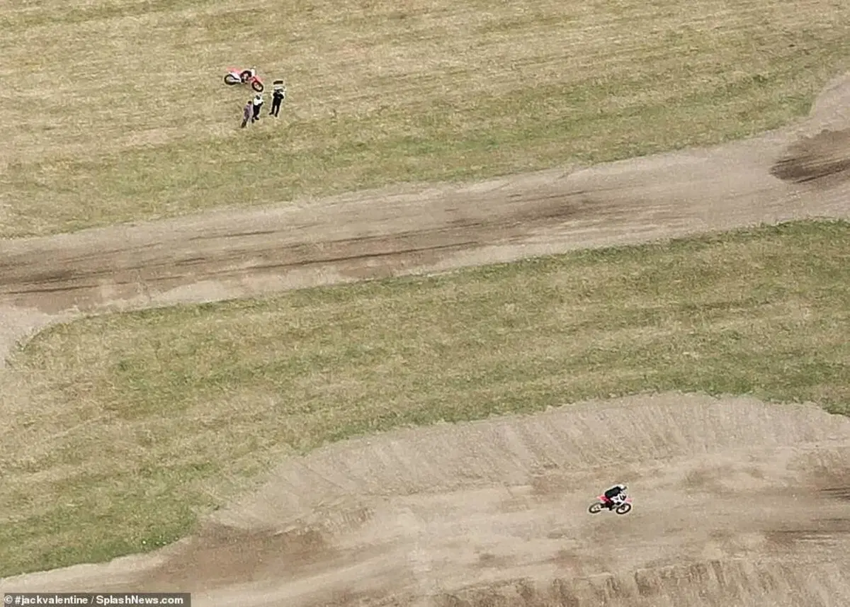 Moto da cross e elicottero: Tom Cruise torna a volare per Mission Impossible 7 [VIDEO e GALLERY] (10)