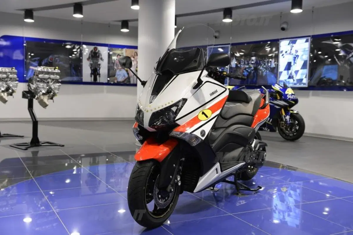 Yamaha TMAX 530 versione Giacomo Agostini (7)