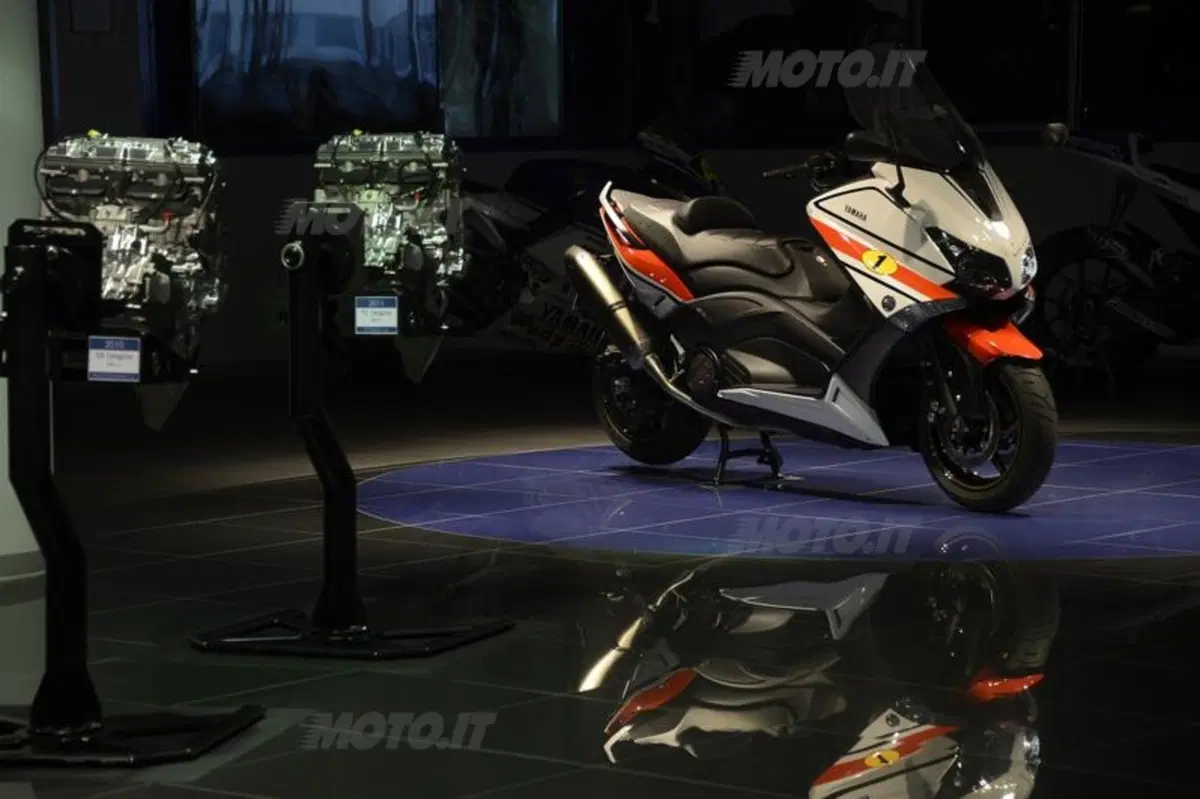 Yamaha TMAX 530 versione Giacomo Agostini (8)