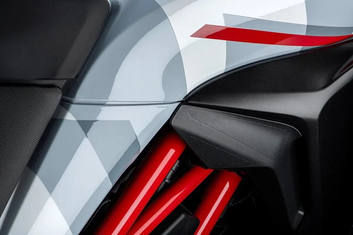Ducati Multistrada 950 S GP White 2021. Livrea da MotoGP (9)