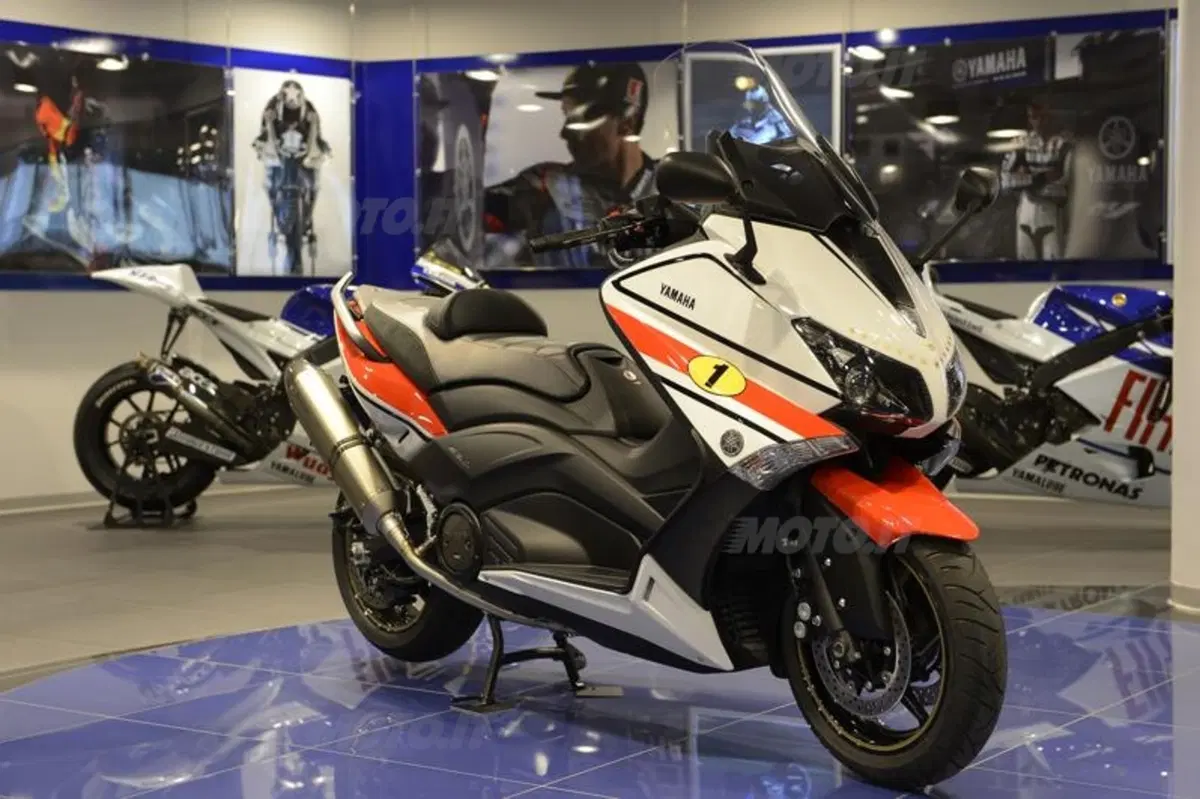 Yamaha TMAX 530 versione Giacomo Agostini (21)