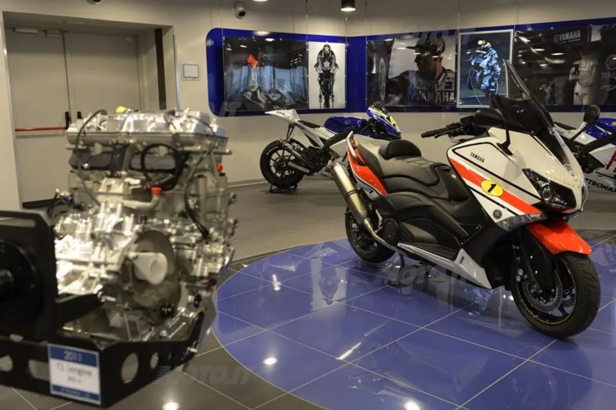 Yamaha TMAX 530 versione Giacomo Agostini (22)