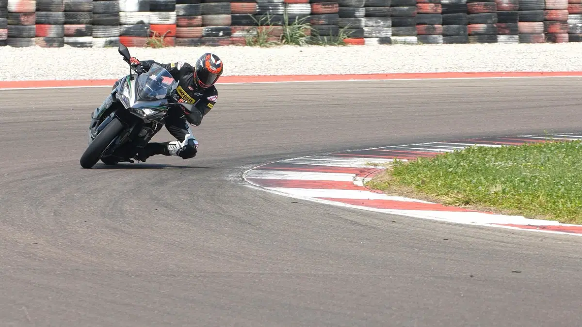 Kawasaki Ninja 1000 SX  (6)