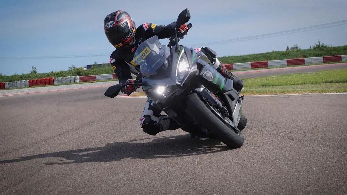 Kawasaki Ninja 1000 SX  (9)