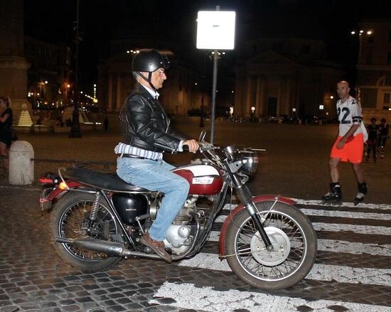 Passaggio notturno a Piazza del Popolo: Triumph Daytona 500 SS, casco Cromwell in vera pelle... che stile! E lo skater resta basito!