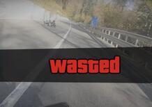 Moto crash: la piccola Yamaha 125 si scompone e il pilota prova a tenerla. Ma... [VIDEO CHOC]