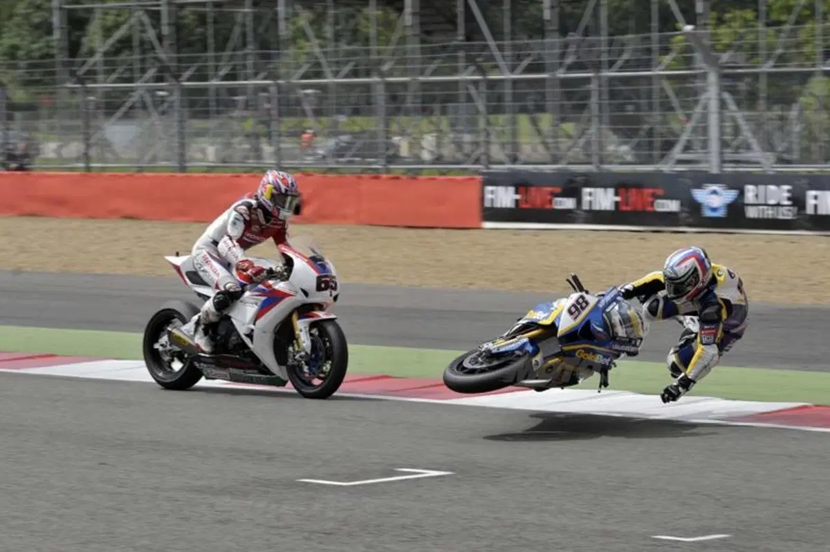 SBK Silverstone. Baz vince gara uno 