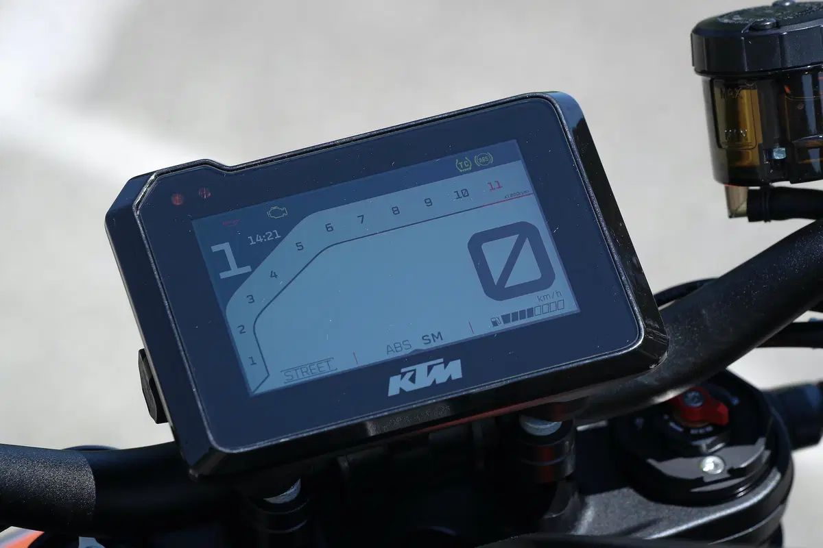 Ducati Streetfighter V4S vs. KTM SuperDuke 1290R. Scontro di titani (3)